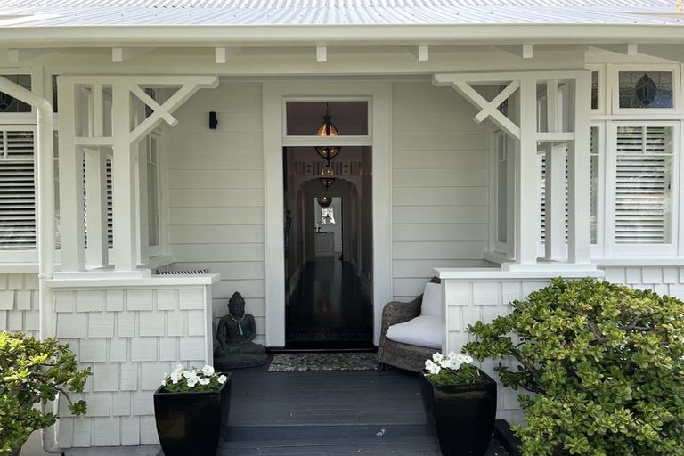 Photo of property in 8 William Bond Street, Stanley Point, Auckland, 0624