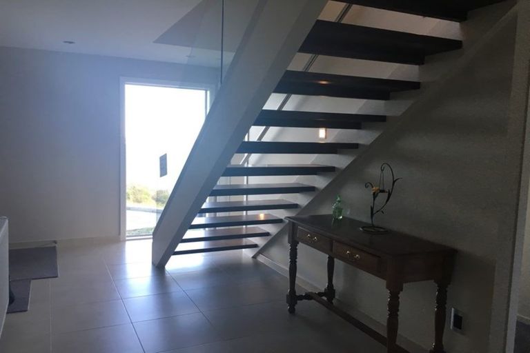 Photo of property in 58 Tamworth Crescent, Newlands, Wellington, 6037