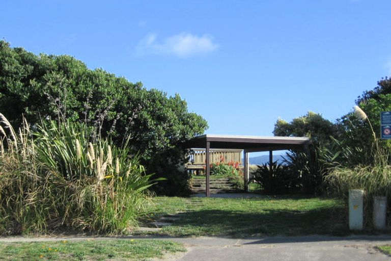 Photo of property in 16 Waiheke Street, Waikanae Beach, Waikanae, 5036