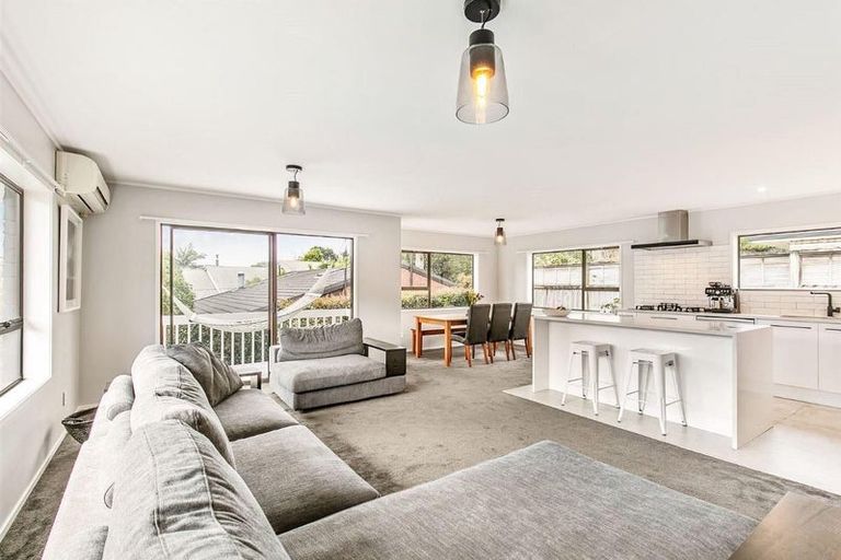 Photo of property in 1/12a Rossmore Terrace, Murrays Bay, Auckland, 0630