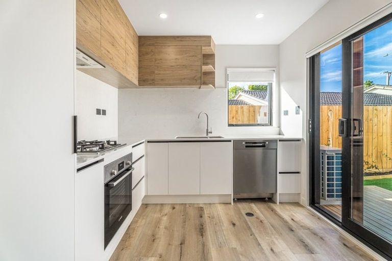 Photo of property in 98e Royal Road, Massey, Auckland, 0614