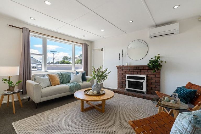 Photo of property in 4 Balmain Street, Newlands, Wellington, 6037