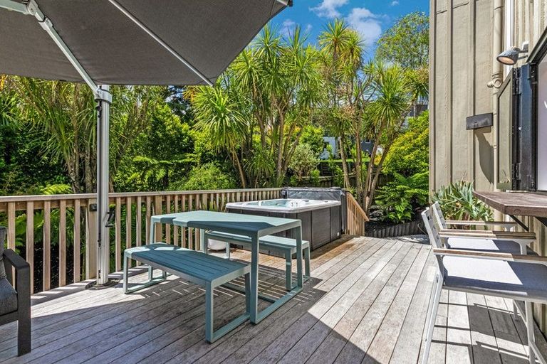 Photo of property in 33 Park Hill Road, Birkenhead, Auckland, 0626