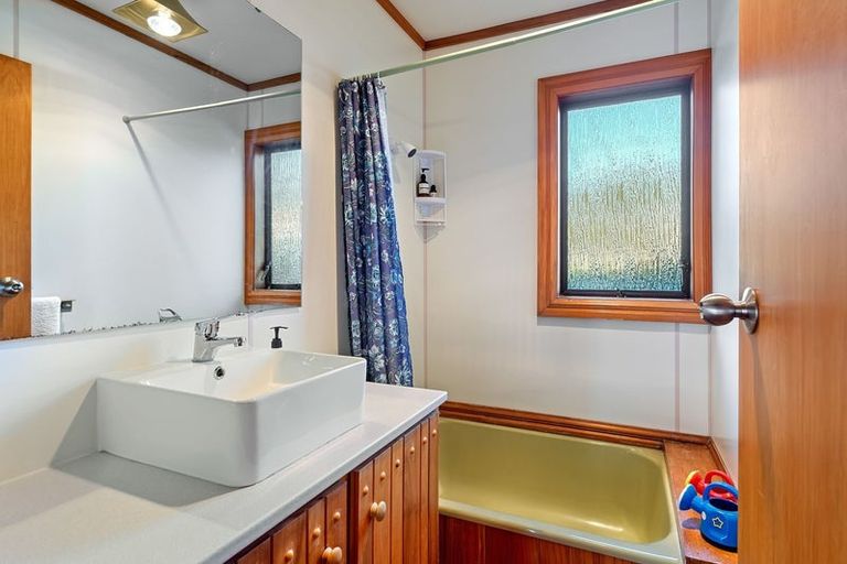 Photo of property in 11 Waiheke Street, Waikanae Beach, Waikanae, 5036