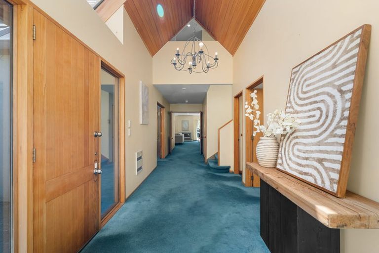 Photo of property in 11 Brockhall Lane, Avonhead, Christchurch, 8042