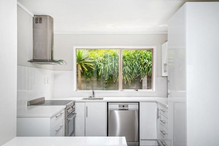 Photo of property in 2/98 Mountbatten Avenue, Hillcrest, Auckland, 0627