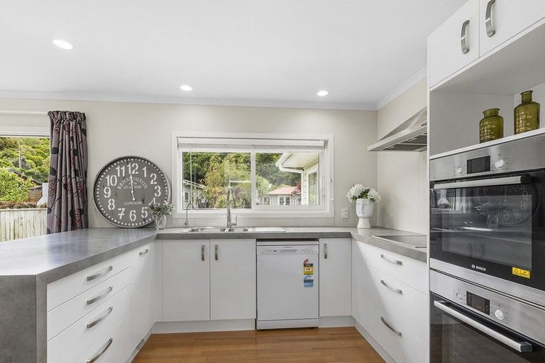 Photo of property in 60 Airlie Road, Plimmerton, Porirua, 5026