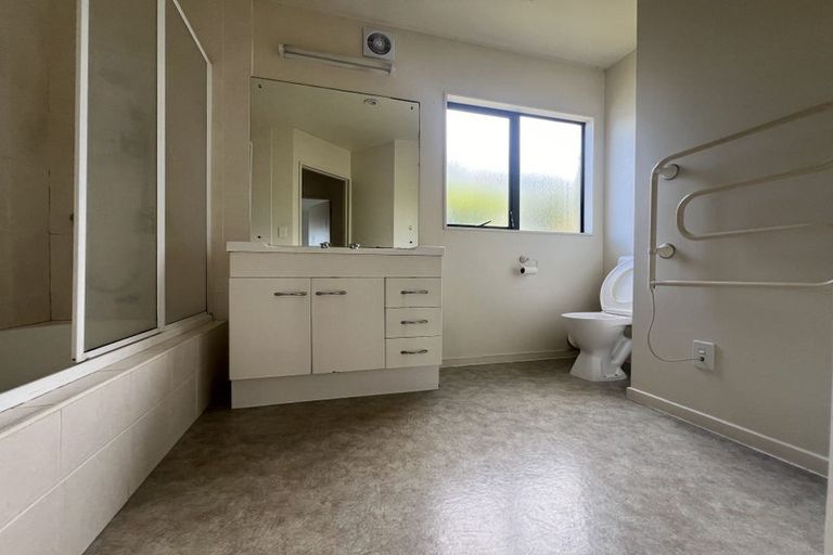 Photo of property in 2/11 Woodall Place, Totara Vale, Auckland, 0627