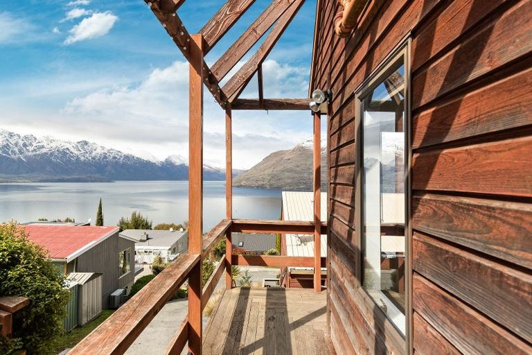 Photo of property in 60b Wynyard Crescent, Fernhill, Queenstown, 9300