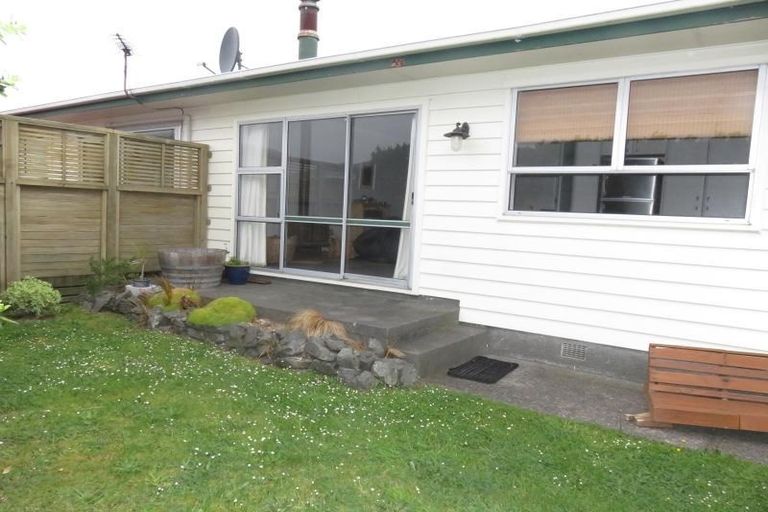 Photo of property in 27b Chetwode Grove, Newlands, Wellington, 6037