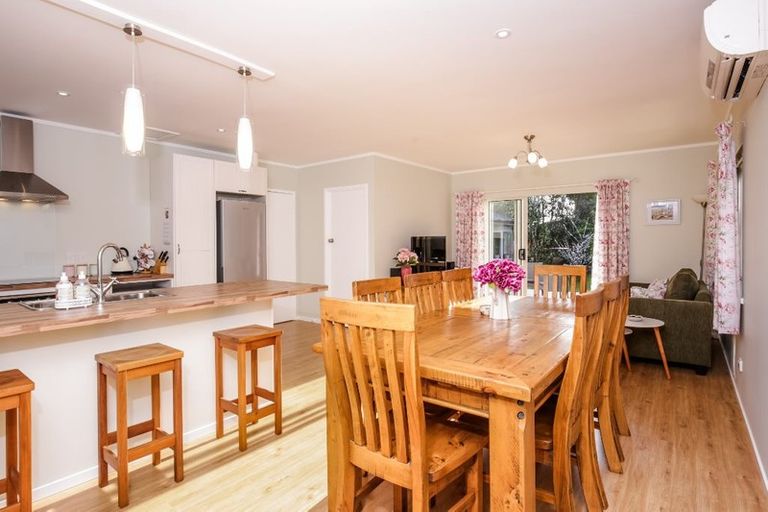 Photo of property in 194a Te Atatu Road, Te Atatu South, Auckland, 0610