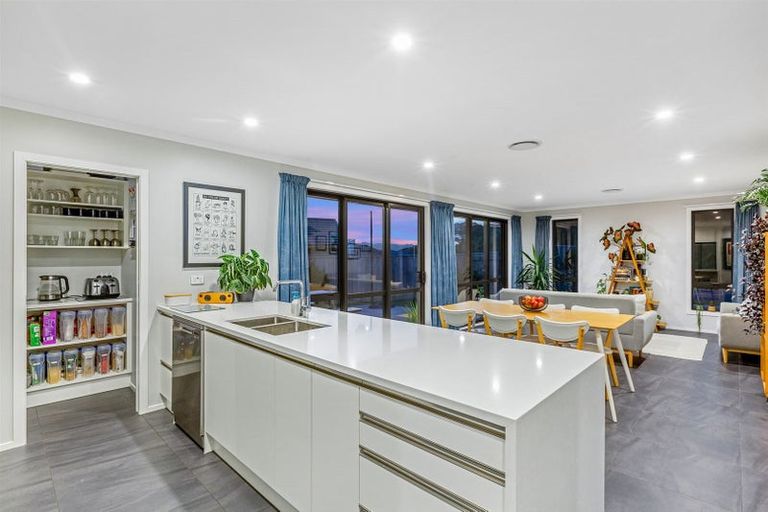 Photo of property in 25 Queen Charlotte Drive, Aotea, Porirua, 5024