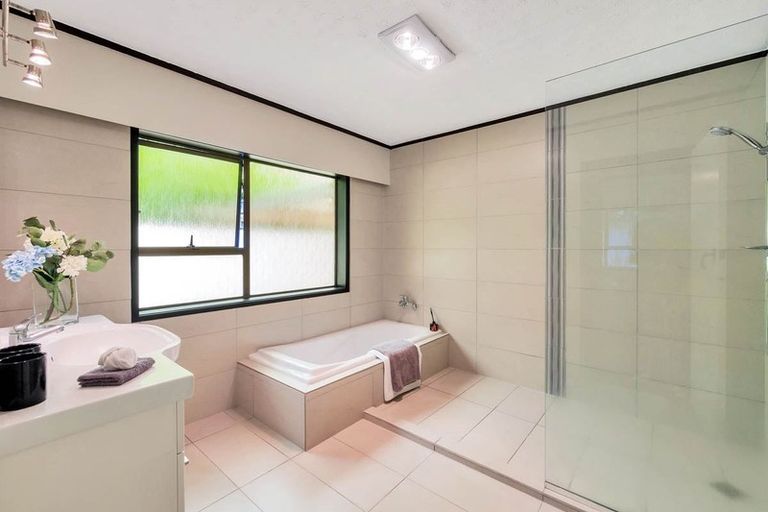 Photo of property in 155 Chelsea View Drive, Chatswood, Auckland, 0626