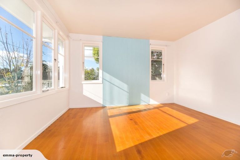 Photo of property in 5 Henderson Valley Road, Henderson, Auckland, 0612