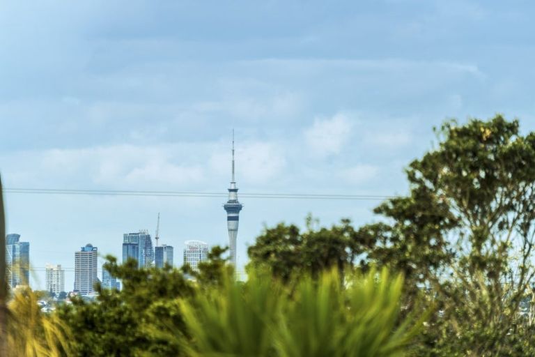 Photo of property in 31 Tiroroa Avenue, Te Atatu South, Auckland, 0610