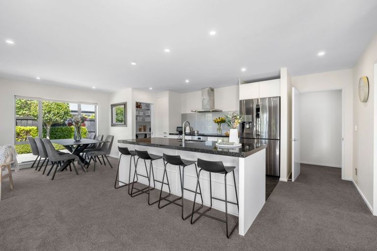 Photo of property in 10 Lakebridge Place, Parklands, Christchurch, 8083