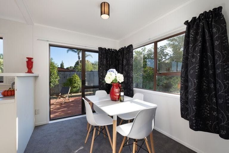 Photo of property in 2/32 Ballater Place, Highland Park, Auckland, 2010