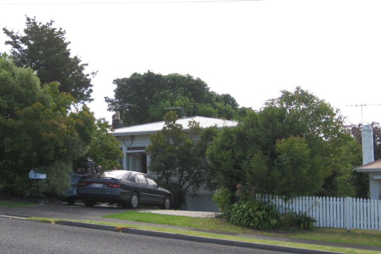 Photo of property in 8 Le Roy Terrace, Birkenhead, Auckland, 0626
