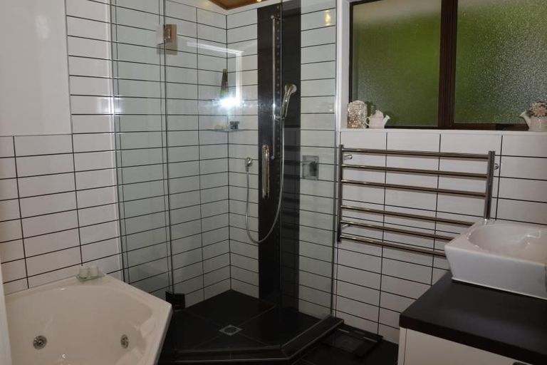 Photo of property in 6 Antilla Place, Half Moon Bay, Auckland, 2012