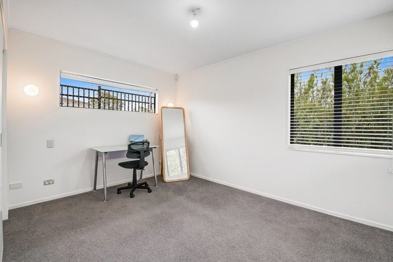 Photo of property in 2/20 Tawavale Crescent, Totara Vale, Auckland, 0629