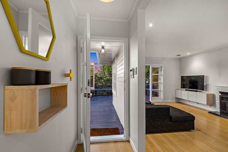 Photo of property in 9 Devon Street, Te Atatu South, Auckland, 0610