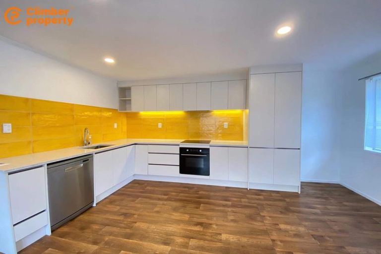 Photo of property in 2/2 Aotea Road, Glen Eden, Auckland, 0602