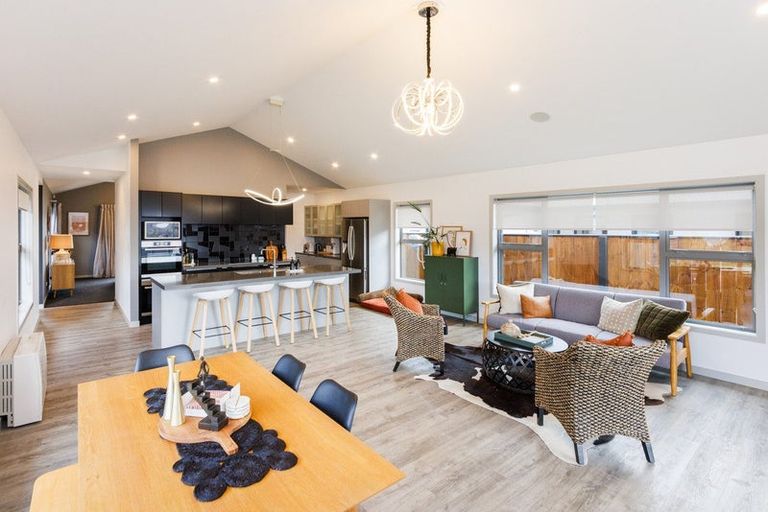 Photo of property in 10 Mediterranean Grove, Fitzherbert, Palmerston North, 4410