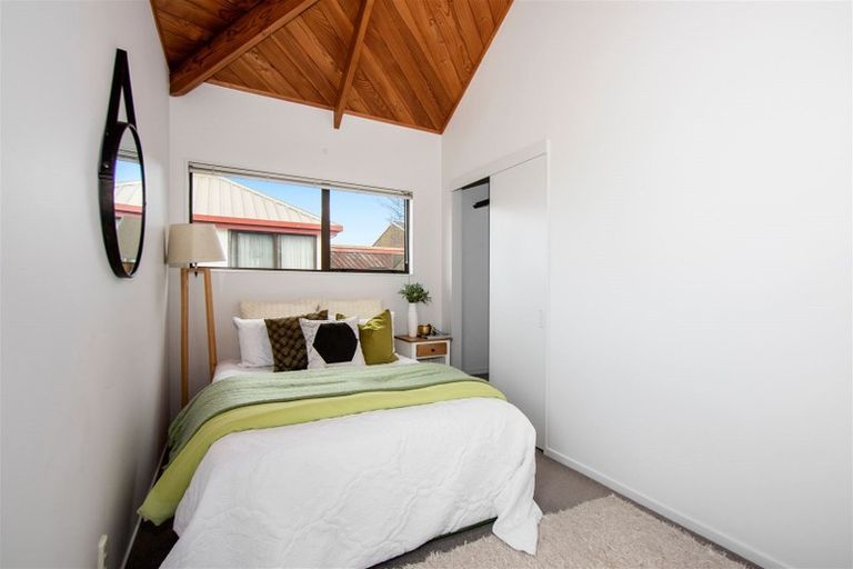 Photo of property in 1/6 Glucina Avenue, West Harbour, Auckland, 0618