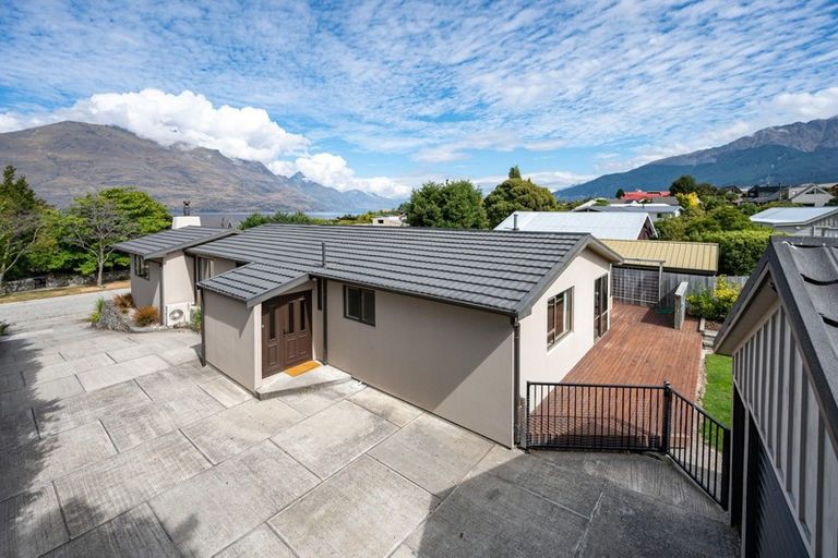 Photo of property in 31 Cedar Drive, Kelvin Heights, Queenstown, 9300