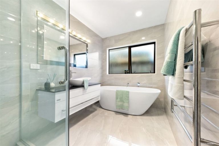 Photo of property in 62 Thornbury Crescent, East Tamaki Heights, Auckland, 2016