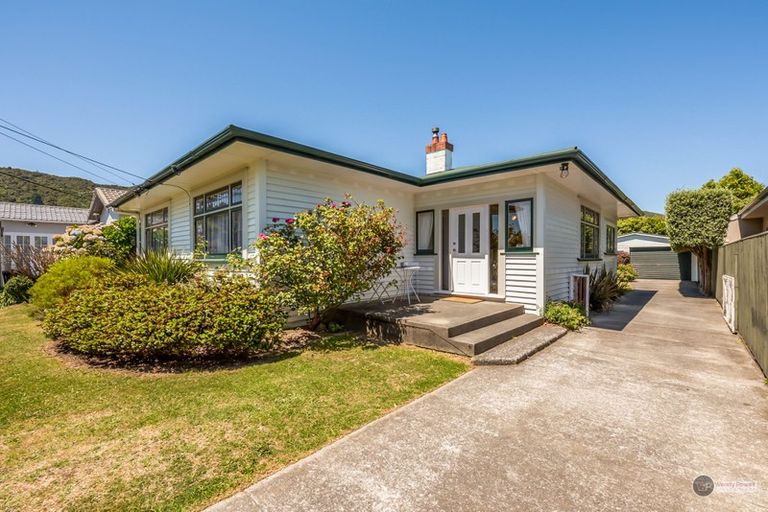 Photo of property in 9 Fairfield Avenue, Fairfield, Lower Hutt, 5011