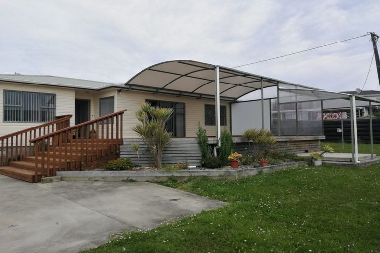 Photo of property in 12 Bamboo Grove, Kelston, Auckland, 0602
