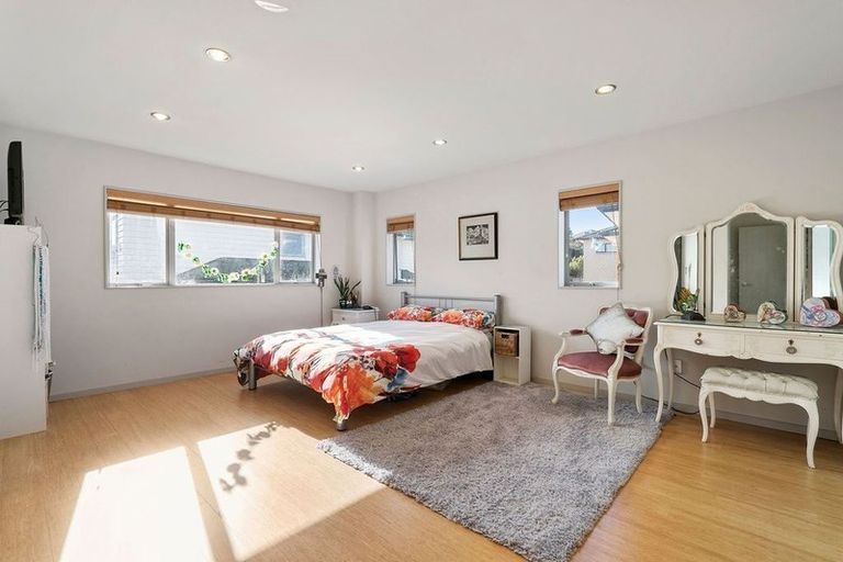 Photo of property in 1 Melmore Place, Pinehill, Auckland, 0632