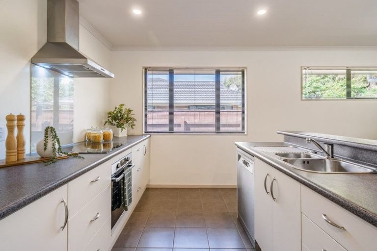 Photo of property in 6 Mcewen Crescent, Riverstone Terraces, Upper Hutt, 5018