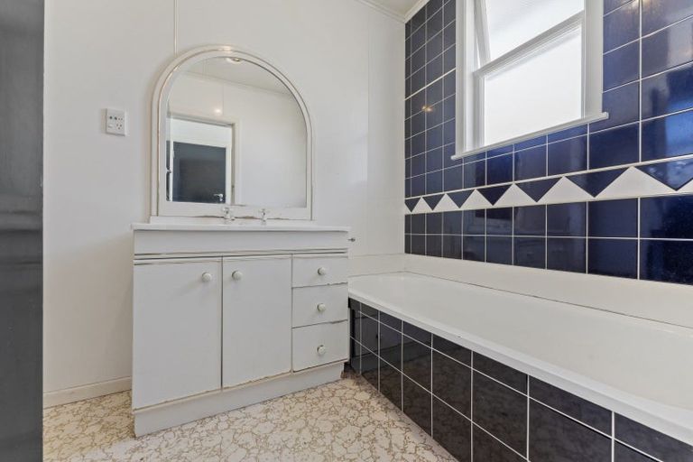 Photo of property in 12 Chester Crescent, West End, Palmerston North, 4410