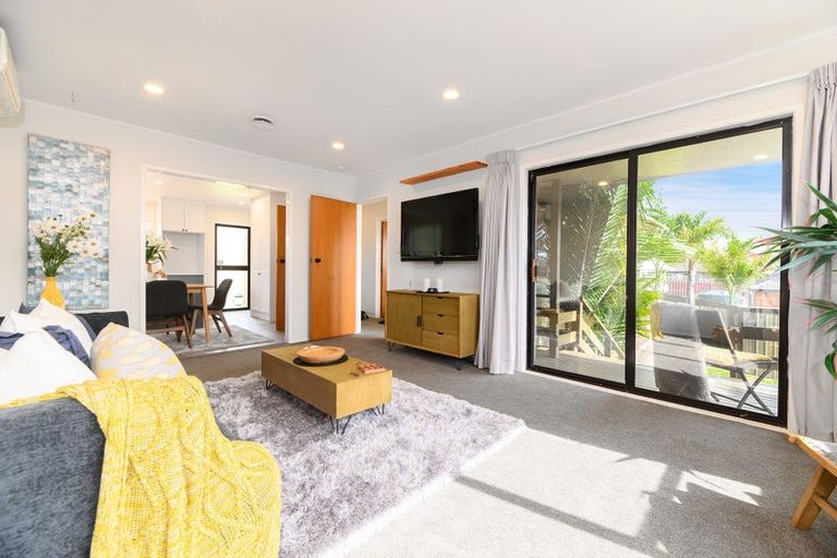 Photo of property in 17 Foyle Place, Glendene, Auckland, 0602