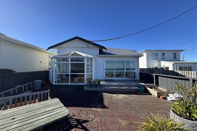 Photo of property in 118 Lyall Parade, Lyall Bay, Wellington, 6022