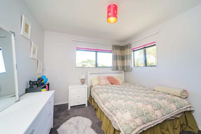 Photo of property in 17 Woburn Place, Takaro, Palmerston North, 4412