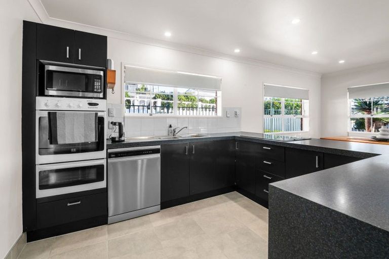 Photo of property in 42 Gilbass Avenue, Hamilton Lake, Hamilton, 3204