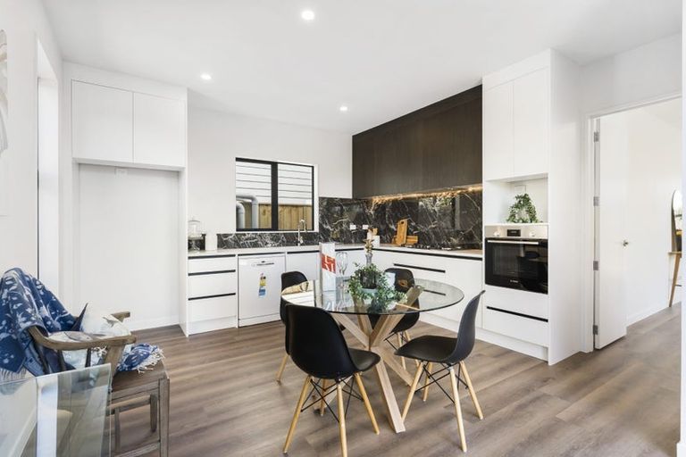 Photo of property in 24a Tamaki Bay Drive, Pakuranga, Auckland, 2010