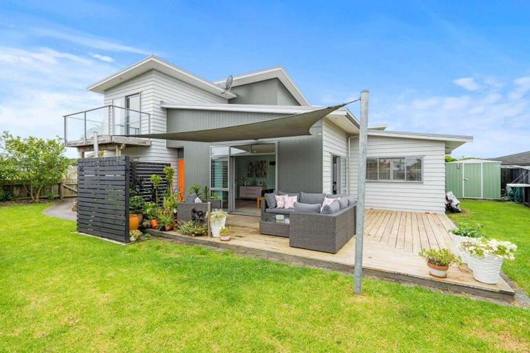 Photo of property in 14 Miami Place, One Tree Point, 0118