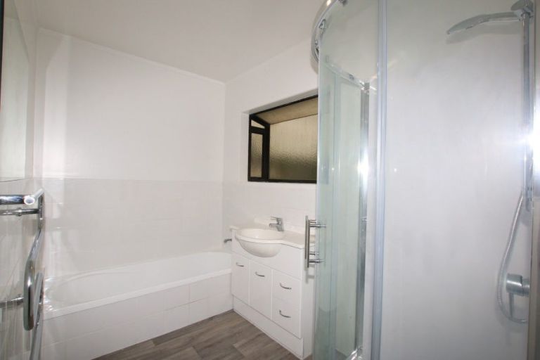 Photo of property in 2/8 Delisle Place, Windsor Park, Auckland, 0632