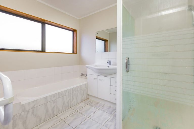 Photo of property in 4b Skilgate Avenue, New Lynn, Auckland, 0600