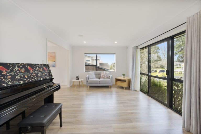 Photo of property in 14 Rhinevale Close, Henderson, Auckland, 0612