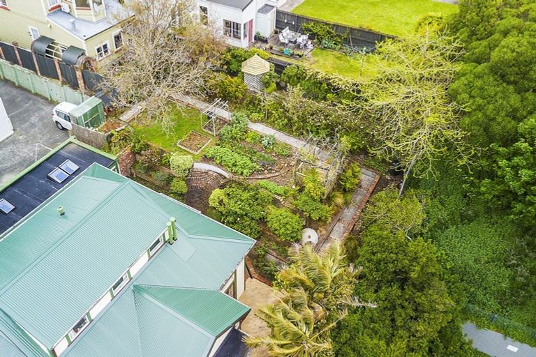 Photo of property in 50 Russell Terrace, Berhampore, Wellington, 6023