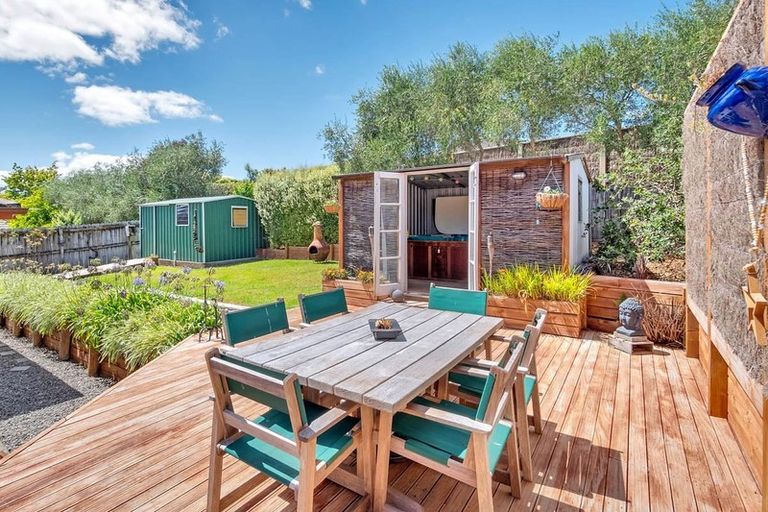 Photo of property in 6 Fairford Avenue, Henderson, Auckland, 0612