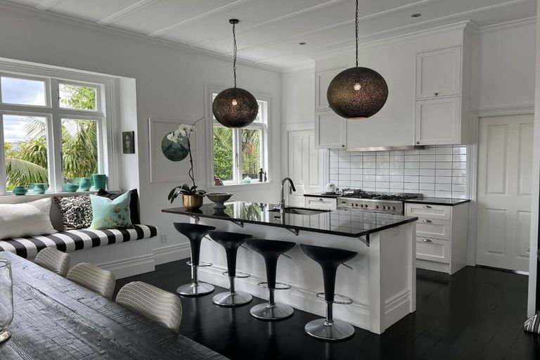 Photo of property in 8 William Bond Street, Stanley Point, Auckland, 0624