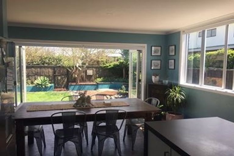 Photo of property in 22 Sackville Street, Fitzroy, New Plymouth, 4312