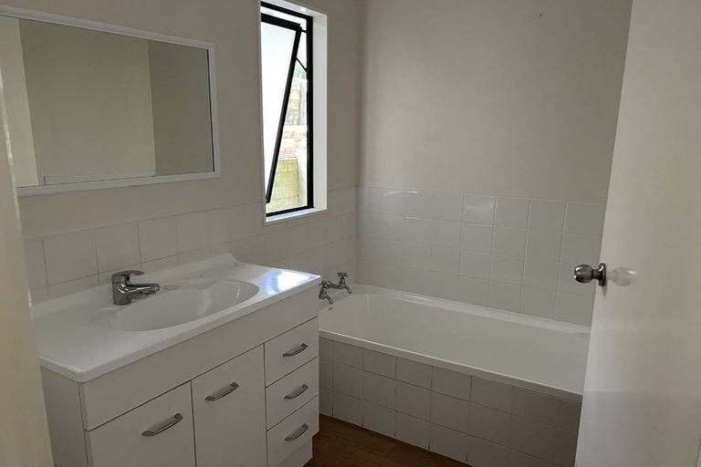 Photo of property in 32 Marae Road, Greenhithe, Auckland, 0632