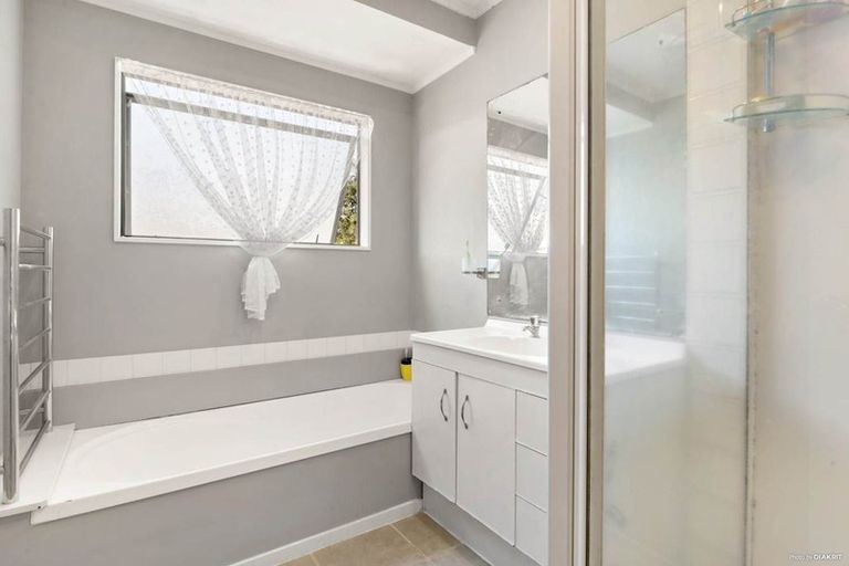 Photo of property in 2/26 Fernlea Rise, Bayview, Auckland, 0629